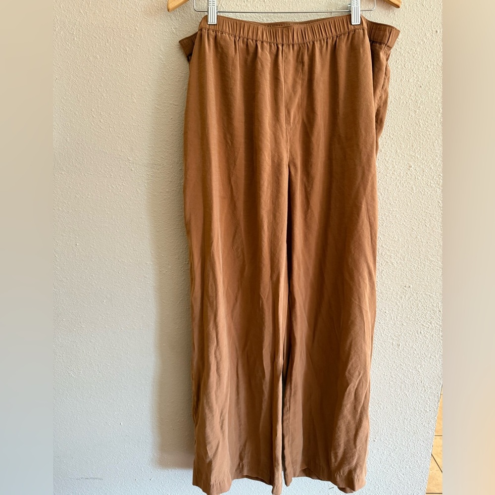 Madewell women’s light brown pants
Size XL
